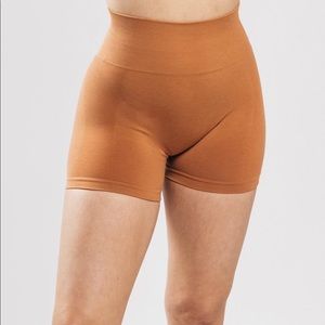 Alphalete Amplify Shorts - Mandarin (S)